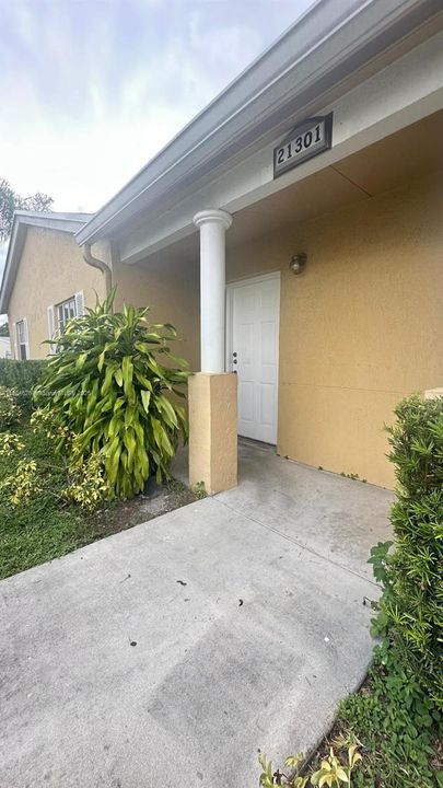 Active With Contract: $2,300 (3 beds, 2 baths, 1090 Square Feet)