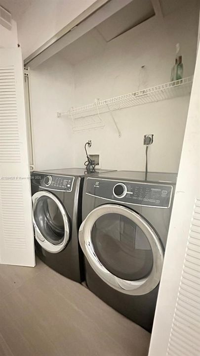 Active With Contract: $2,300 (3 beds, 2 baths, 1090 Square Feet)