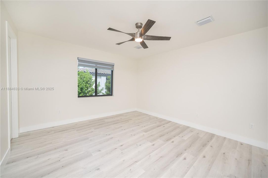 最近售出: $1,100,000 (4 贝兹, 3 浴室, 2863 平方英尺)