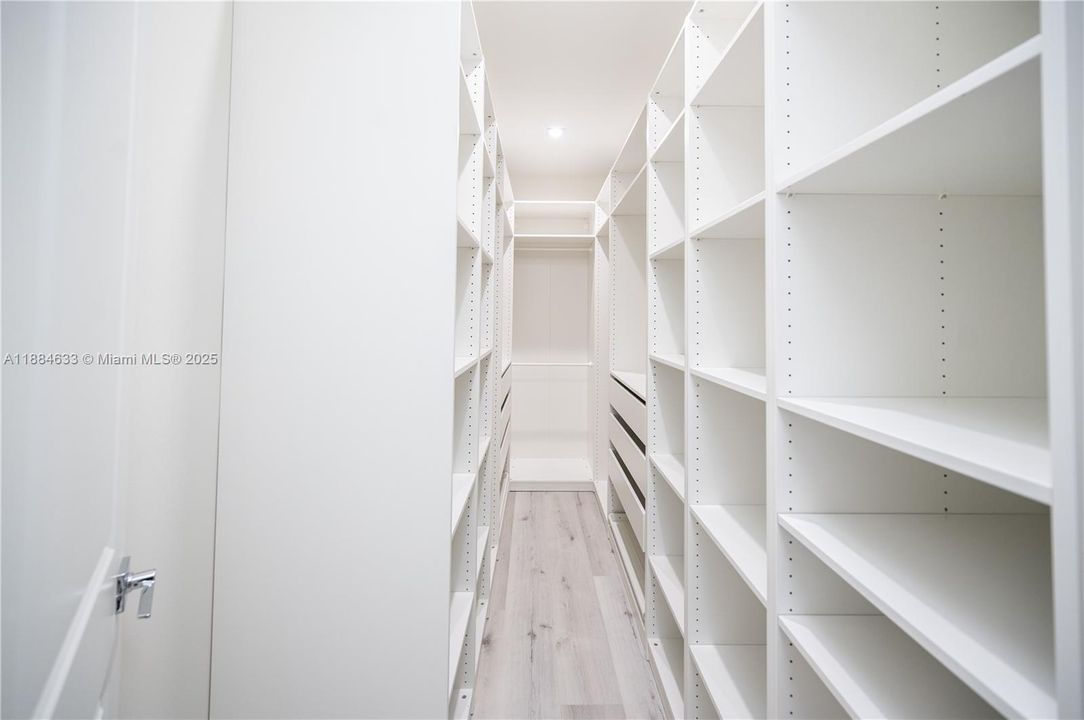 最近售出: $1,100,000 (4 贝兹, 3 浴室, 2863 平方英尺)