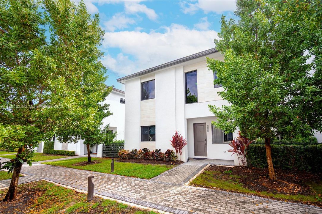 最近售出: $1,100,000 (4 贝兹, 3 浴室, 2863 平方英尺)