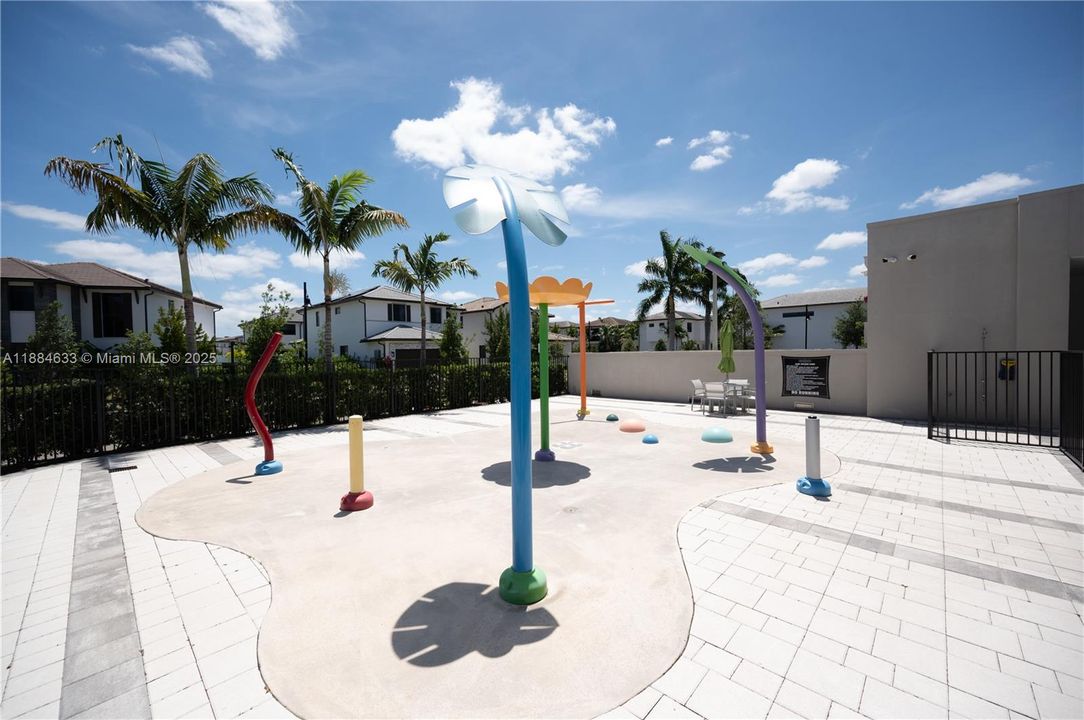 最近售出: $1,100,000 (4 贝兹, 3 浴室, 2863 平方英尺)