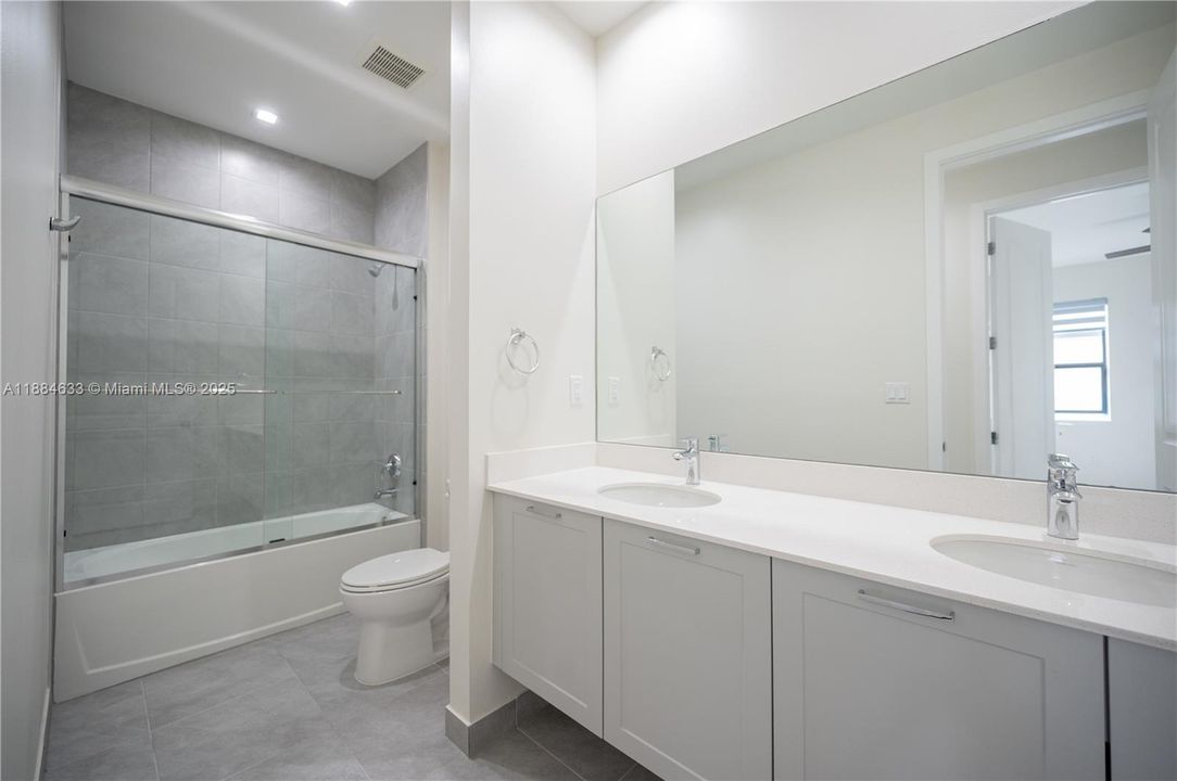 最近售出: $1,100,000 (4 贝兹, 3 浴室, 2863 平方英尺)