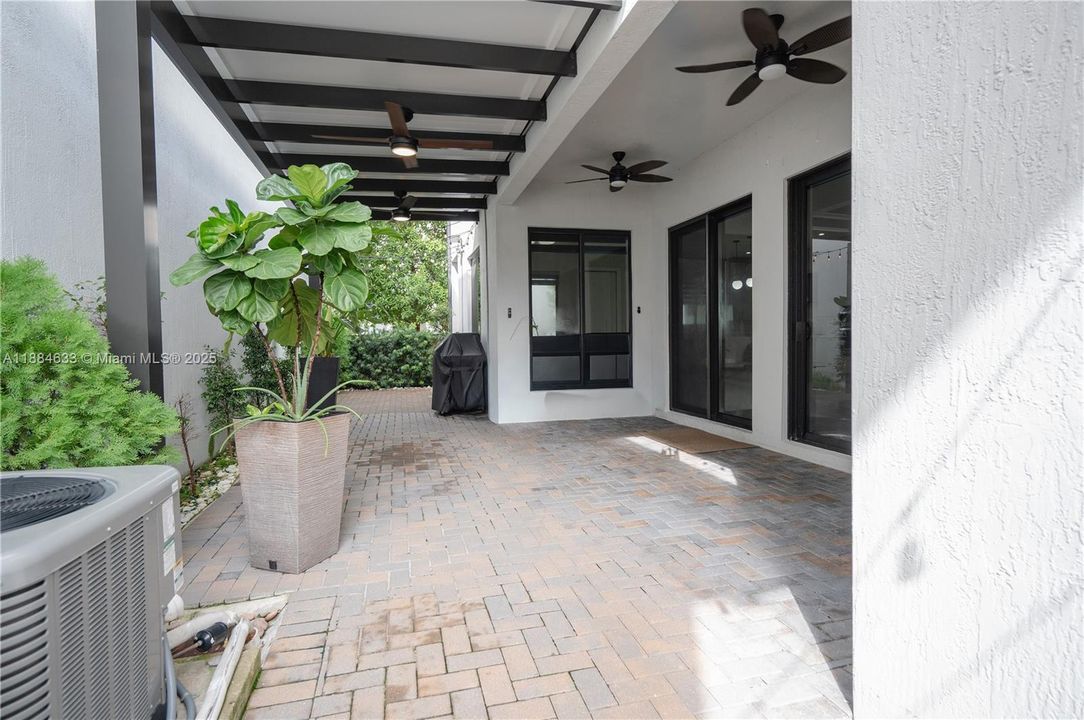 最近售出: $1,100,000 (4 贝兹, 3 浴室, 2863 平方英尺)