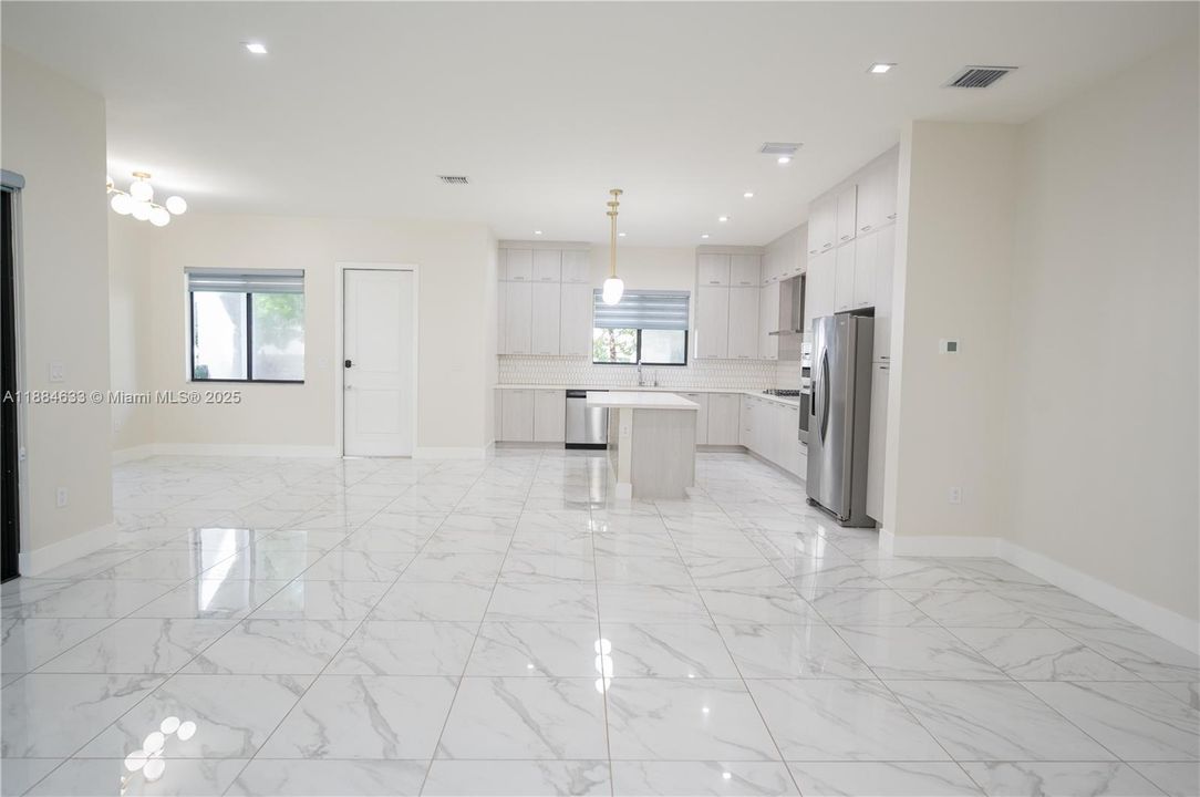 最近售出: $1,100,000 (4 贝兹, 3 浴室, 2863 平方英尺)