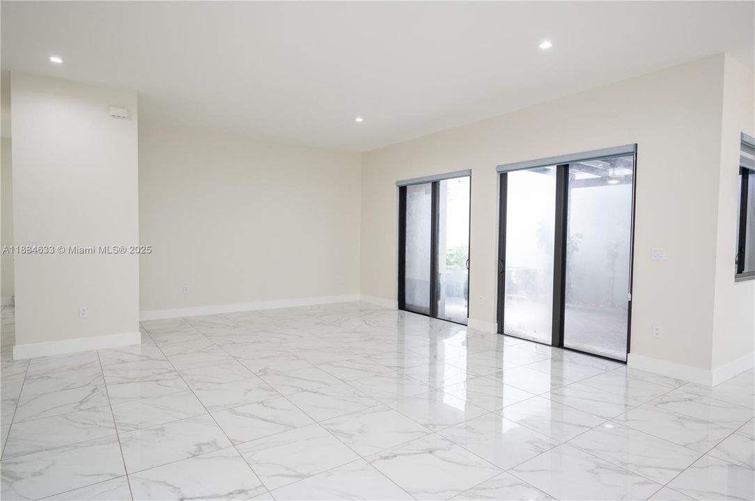 最近售出: $1,100,000 (4 贝兹, 3 浴室, 2863 平方英尺)