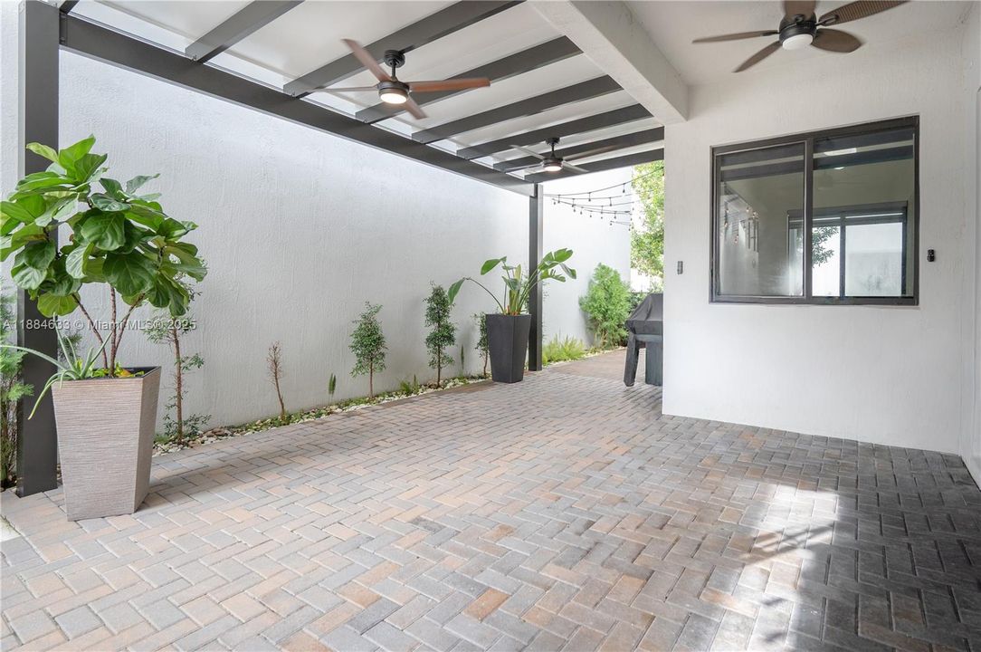 最近售出: $1,100,000 (4 贝兹, 3 浴室, 2863 平方英尺)