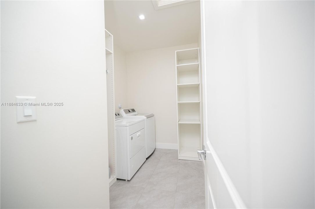 最近售出: $1,100,000 (4 贝兹, 3 浴室, 2863 平方英尺)