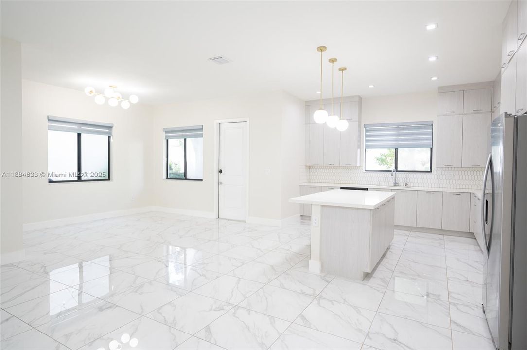 最近售出: $1,100,000 (4 贝兹, 3 浴室, 2863 平方英尺)