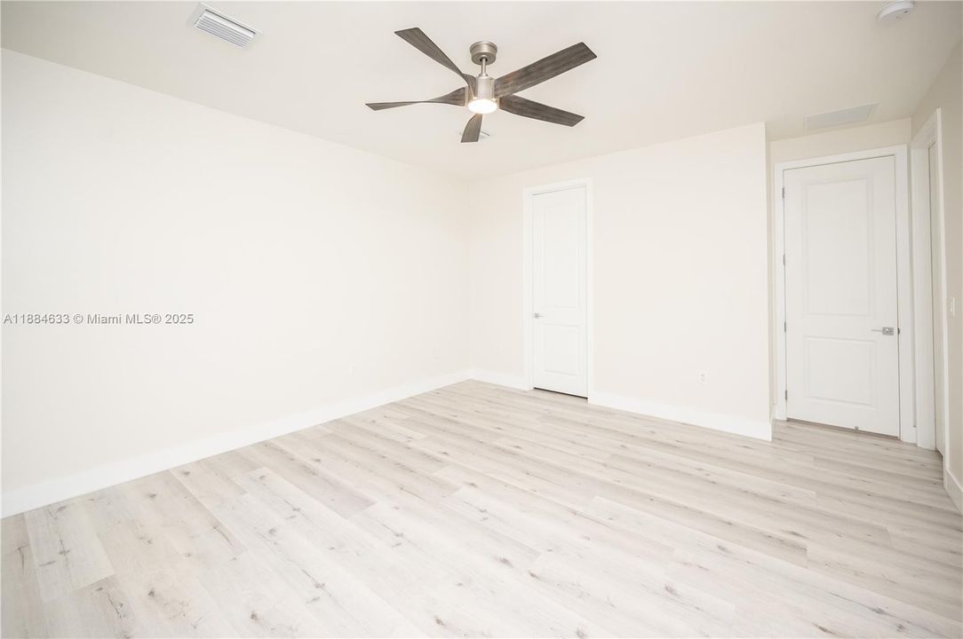 最近售出: $1,100,000 (4 贝兹, 3 浴室, 2863 平方英尺)