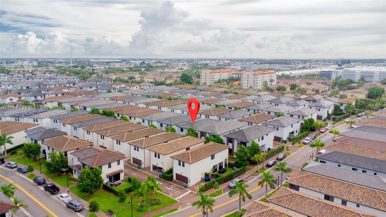 最近售出: $1,100,000 (4 贝兹, 3 浴室, 2863 平方英尺)