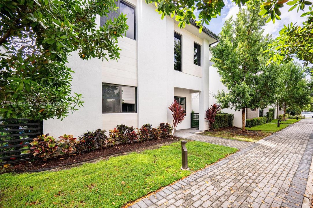 最近售出: $1,100,000 (4 贝兹, 3 浴室, 2863 平方英尺)