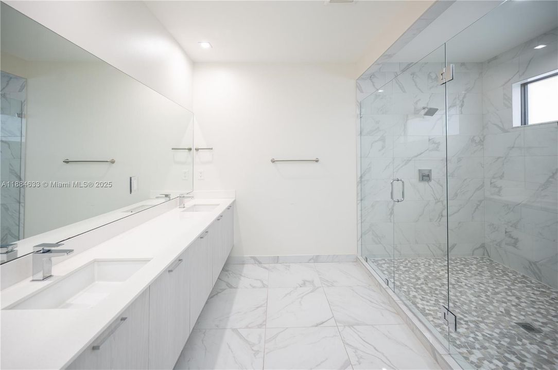 最近售出: $1,100,000 (4 贝兹, 3 浴室, 2863 平方英尺)