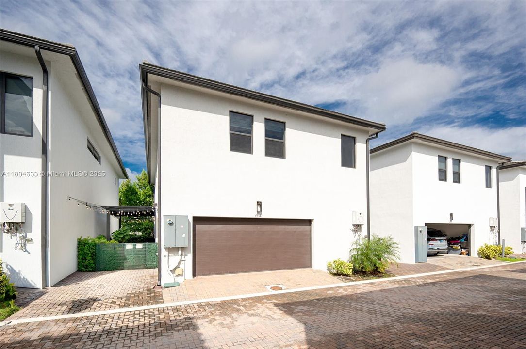 最近售出: $1,100,000 (4 贝兹, 3 浴室, 2863 平方英尺)