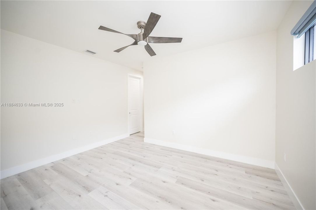 最近售出: $1,100,000 (4 贝兹, 3 浴室, 2863 平方英尺)