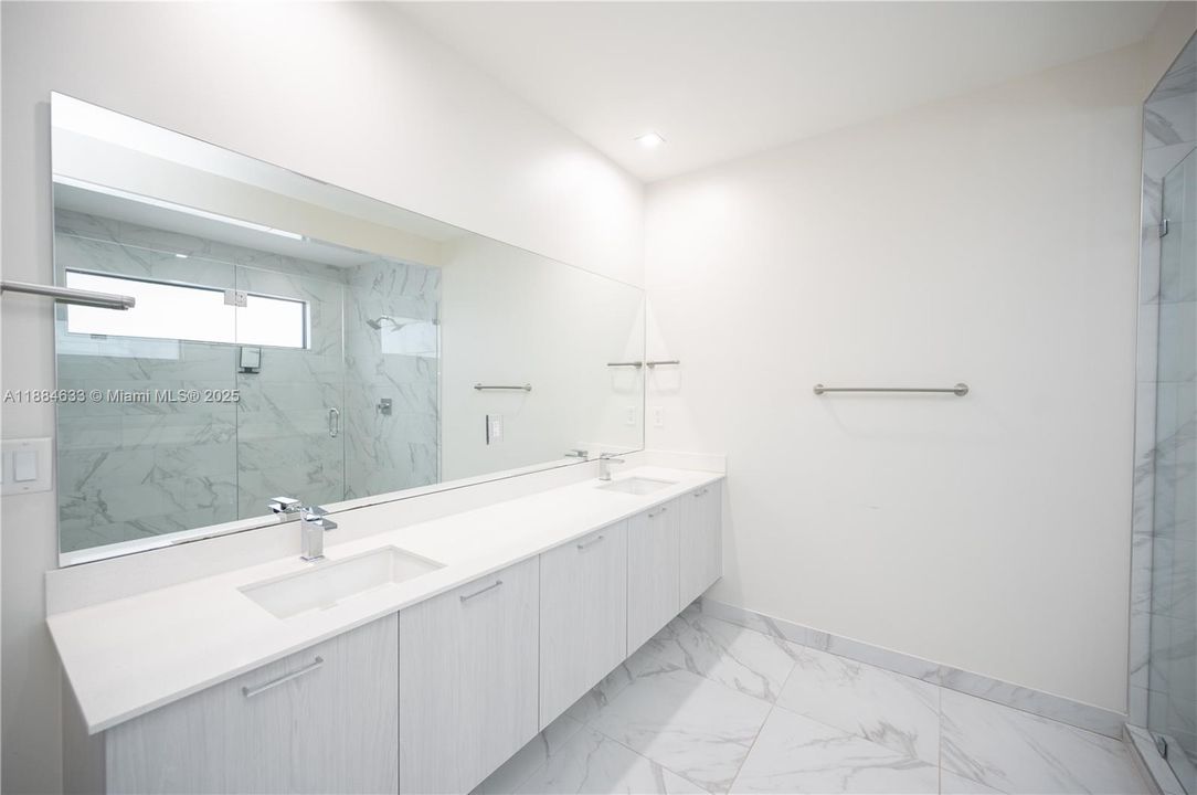 最近售出: $1,100,000 (4 贝兹, 3 浴室, 2863 平方英尺)