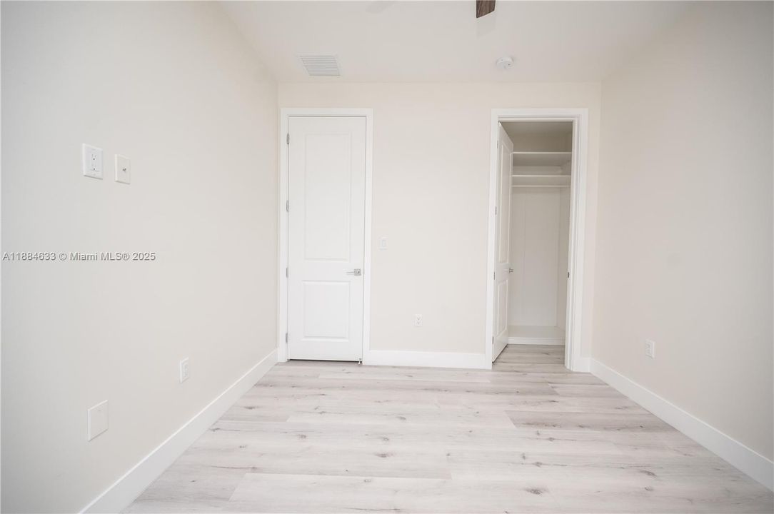 最近售出: $1,100,000 (4 贝兹, 3 浴室, 2863 平方英尺)