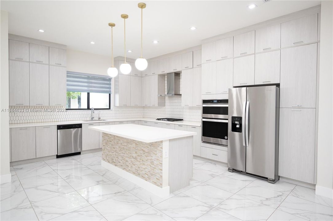 最近售出: $1,100,000 (4 贝兹, 3 浴室, 2863 平方英尺)