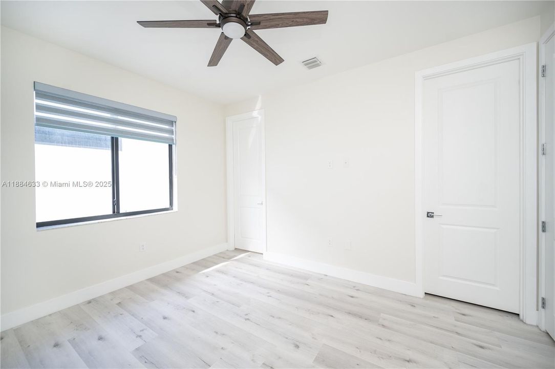 最近售出: $1,100,000 (4 贝兹, 3 浴室, 2863 平方英尺)