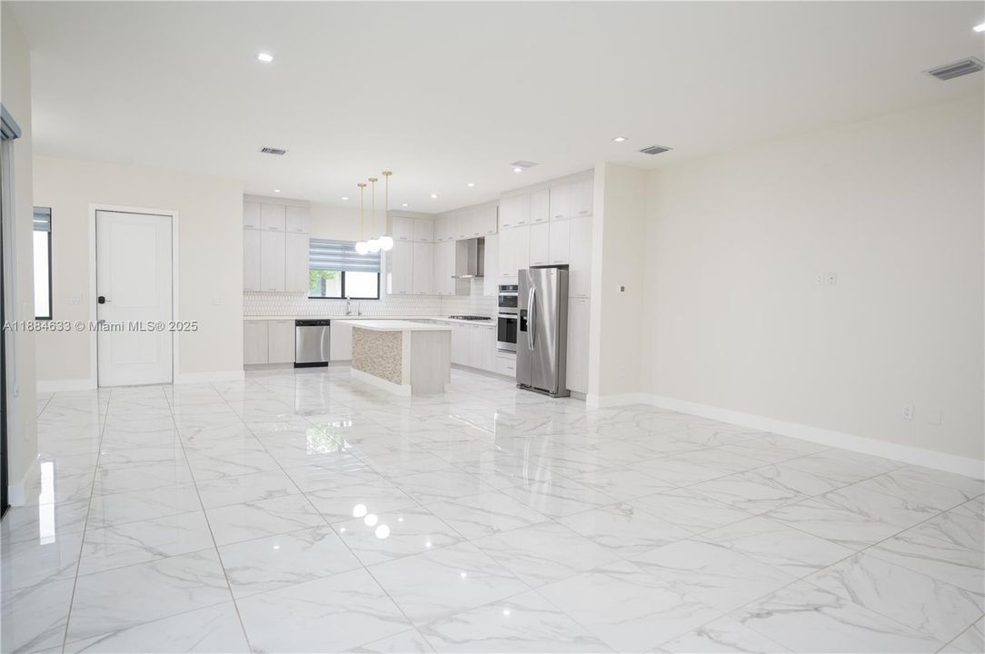 最近售出: $1,100,000 (4 贝兹, 3 浴室, 2863 平方英尺)