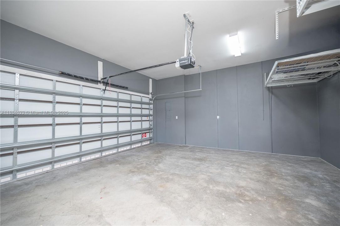 最近售出: $1,100,000 (4 贝兹, 3 浴室, 2863 平方英尺)