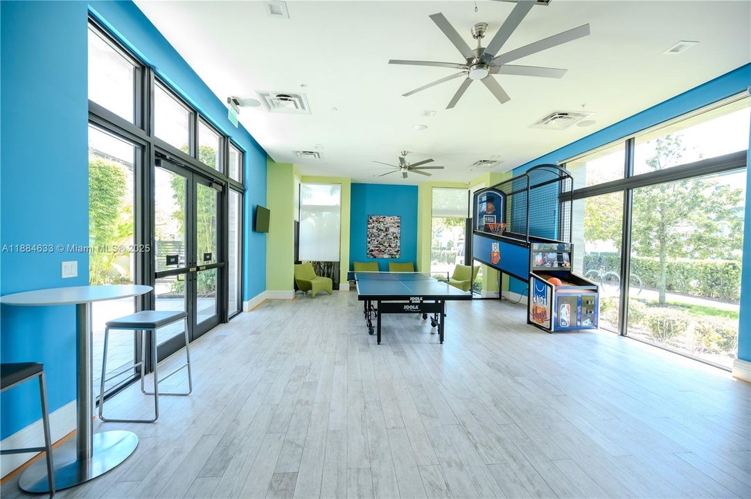 最近售出: $1,100,000 (4 贝兹, 3 浴室, 2863 平方英尺)