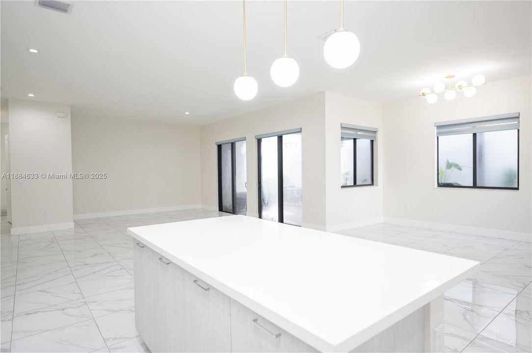 最近售出: $1,100,000 (4 贝兹, 3 浴室, 2863 平方英尺)