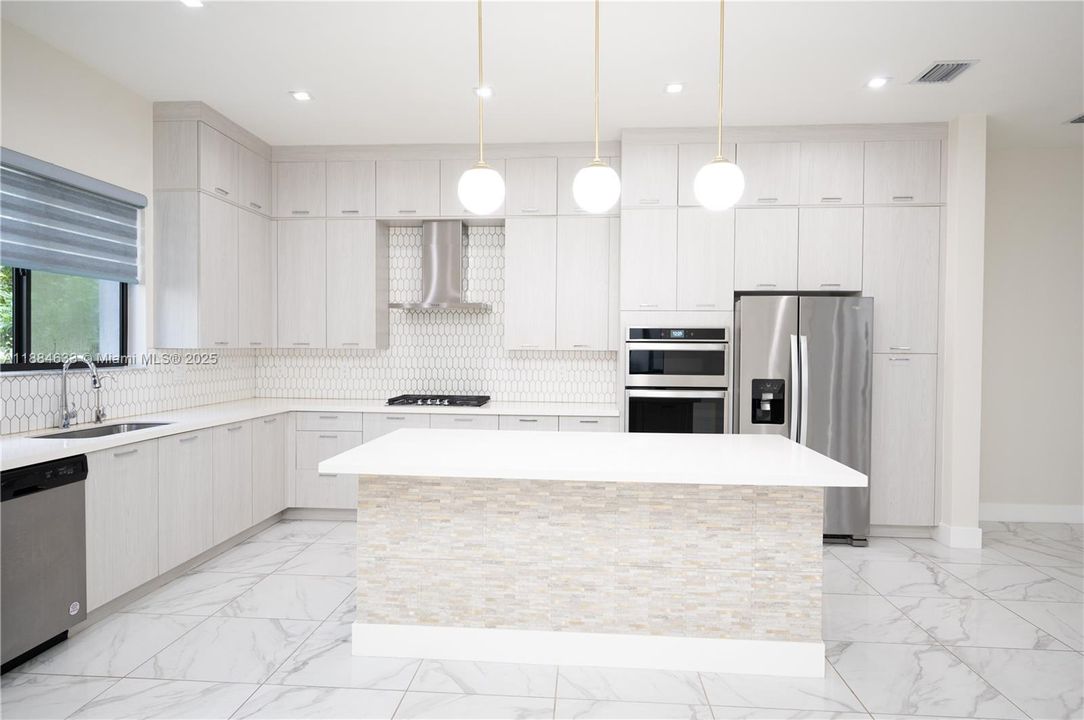 最近售出: $1,100,000 (4 贝兹, 3 浴室, 2863 平方英尺)