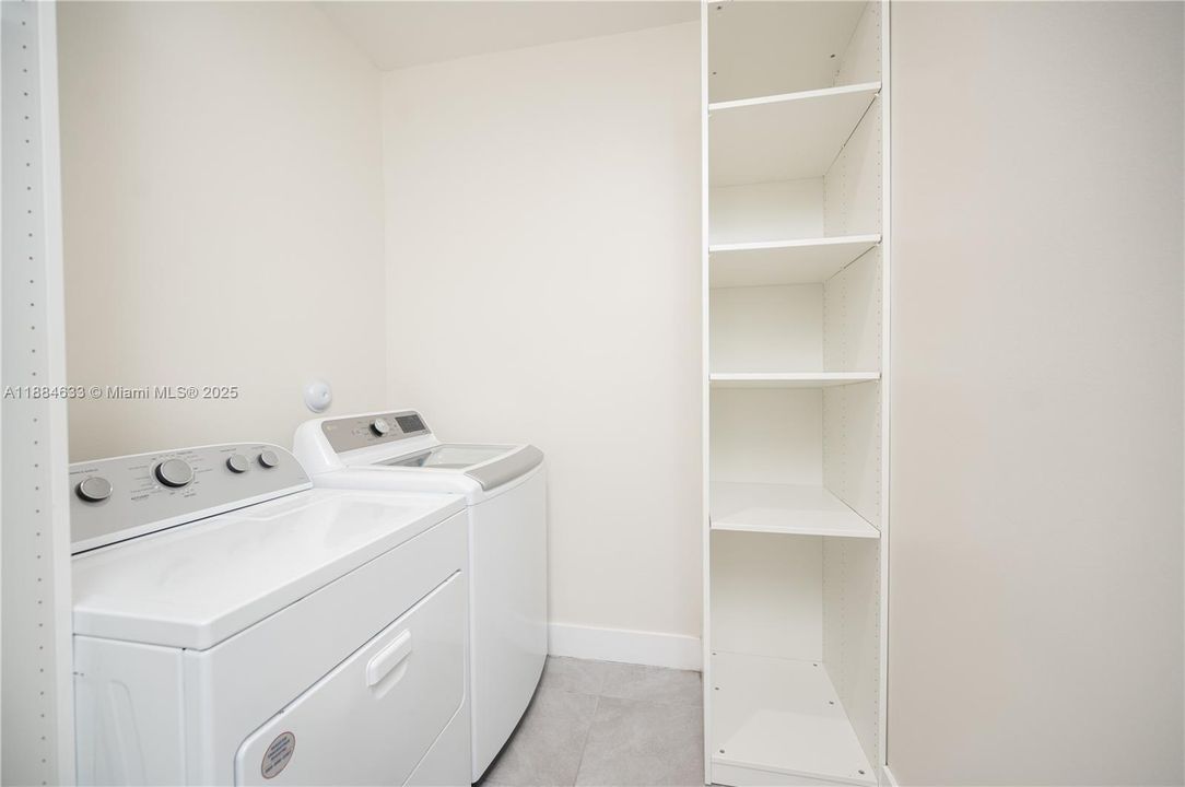 最近售出: $1,100,000 (4 贝兹, 3 浴室, 2863 平方英尺)