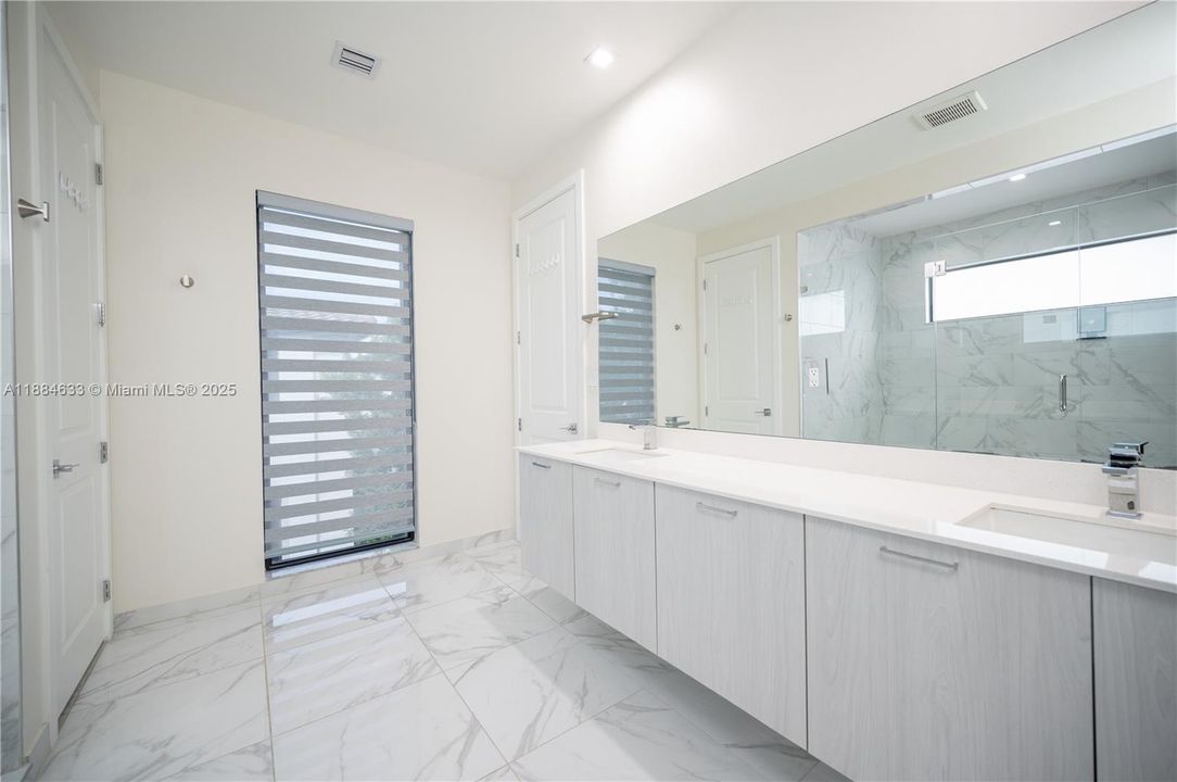 最近售出: $1,100,000 (4 贝兹, 3 浴室, 2863 平方英尺)