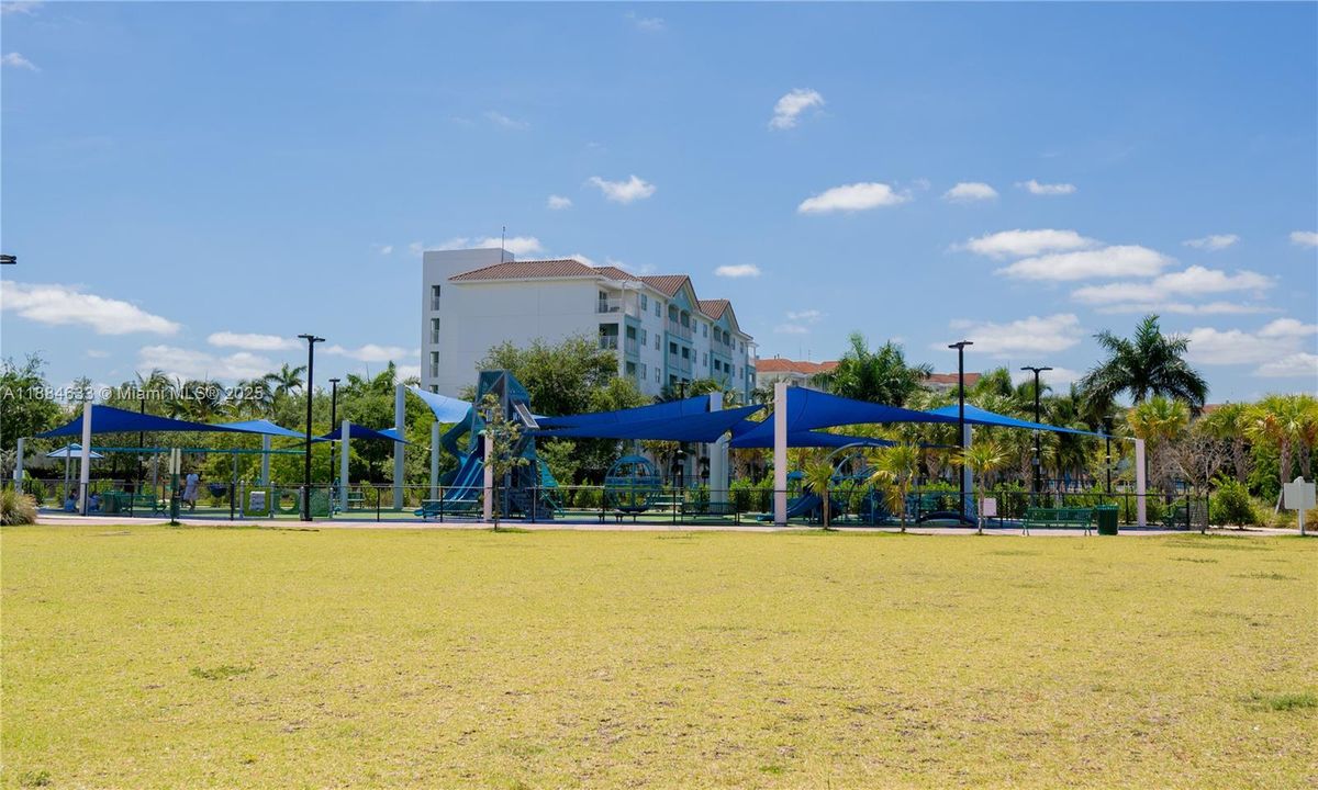 最近售出: $1,100,000 (4 贝兹, 3 浴室, 2863 平方英尺)