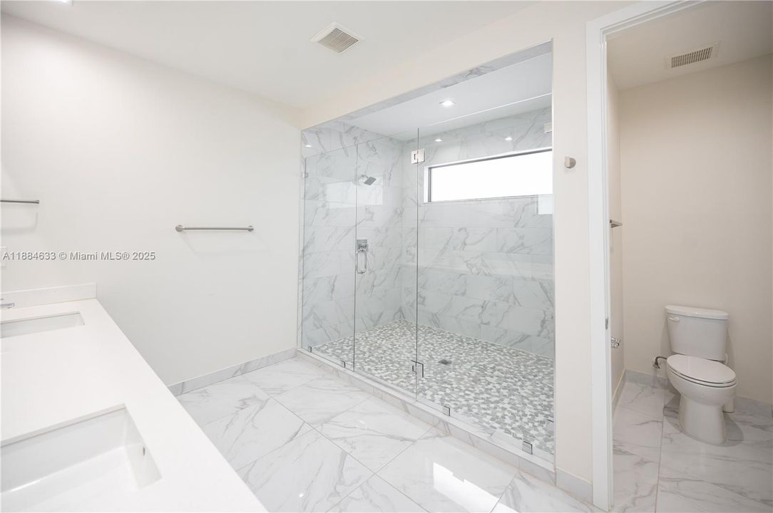 最近售出: $1,100,000 (4 贝兹, 3 浴室, 2863 平方英尺)