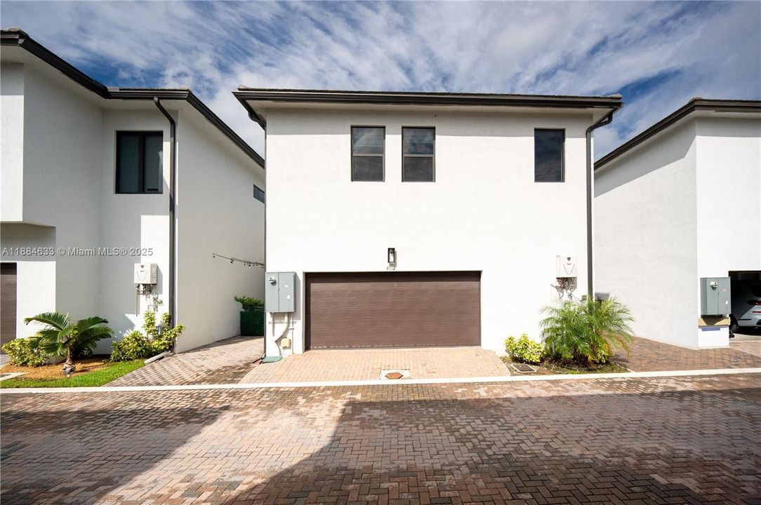 最近售出: $1,100,000 (4 贝兹, 3 浴室, 2863 平方英尺)