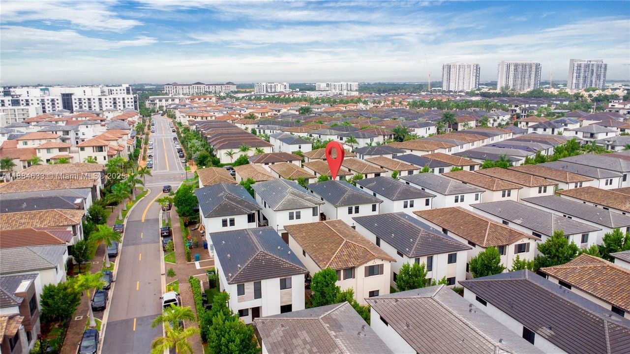 最近售出: $1,100,000 (4 贝兹, 3 浴室, 2863 平方英尺)