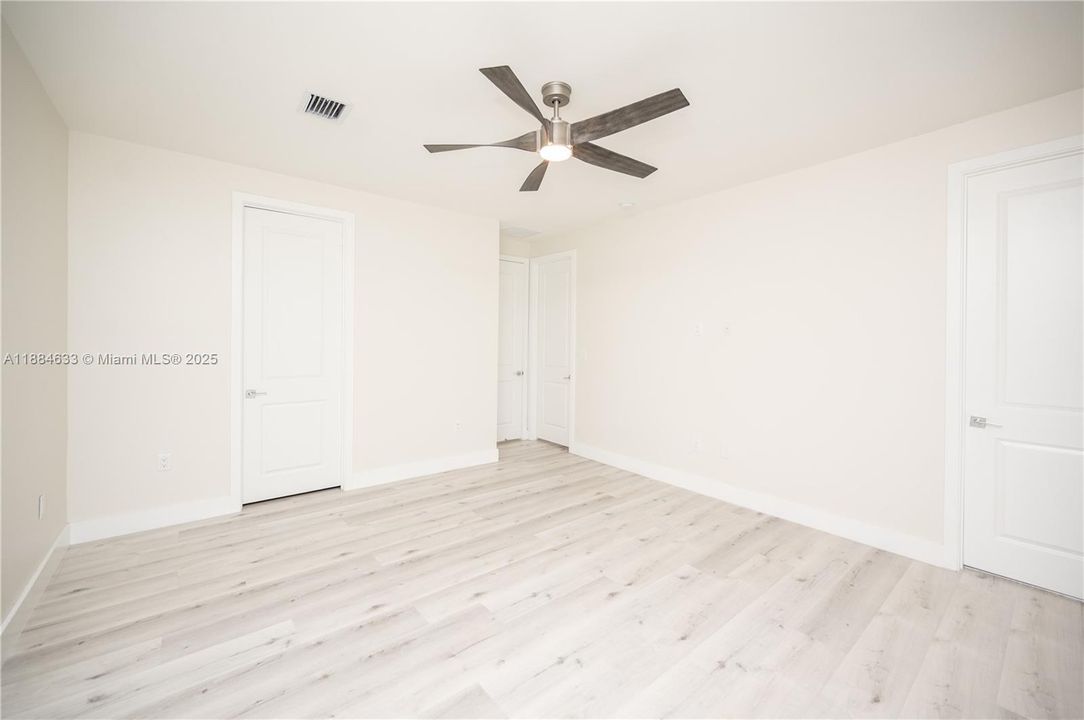 最近售出: $1,100,000 (4 贝兹, 3 浴室, 2863 平方英尺)