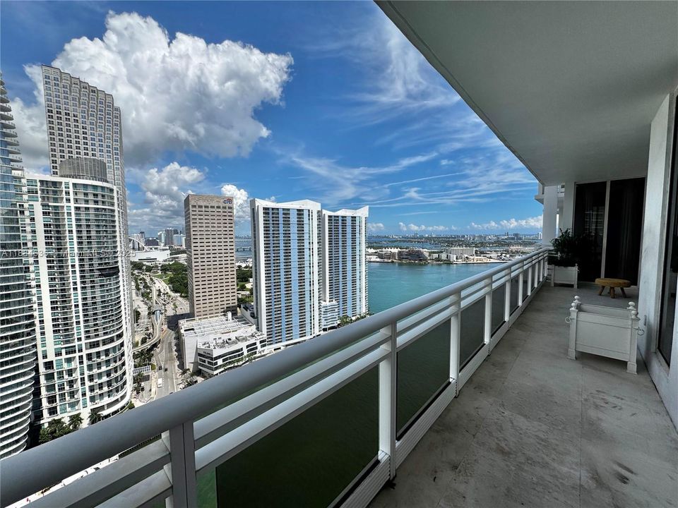 Recently Sold: $1,325,000 (2 beds, 2 baths, 1505 Square Feet)