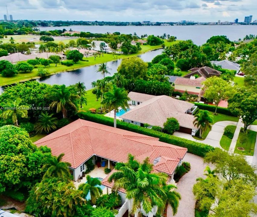 最近售出: $1,588,000 (4 贝兹, 3 浴室, 3651 平方英尺)