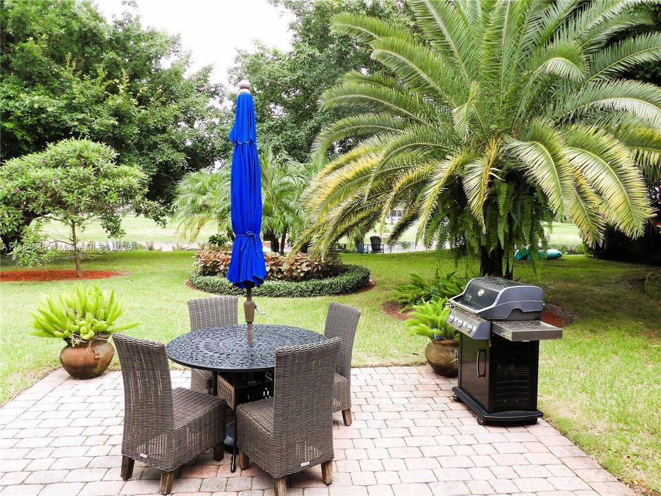 最近售出: $1,588,000 (4 贝兹, 3 浴室, 3651 平方英尺)