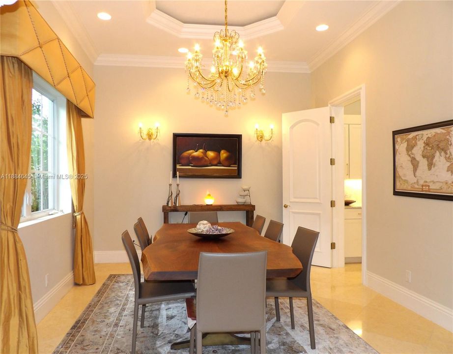 最近售出: $1,588,000 (4 贝兹, 3 浴室, 3651 平方英尺)