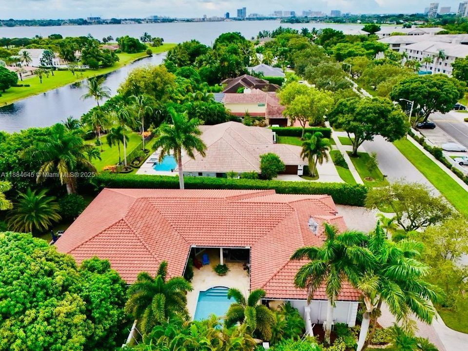 最近售出: $1,588,000 (4 贝兹, 3 浴室, 3651 平方英尺)