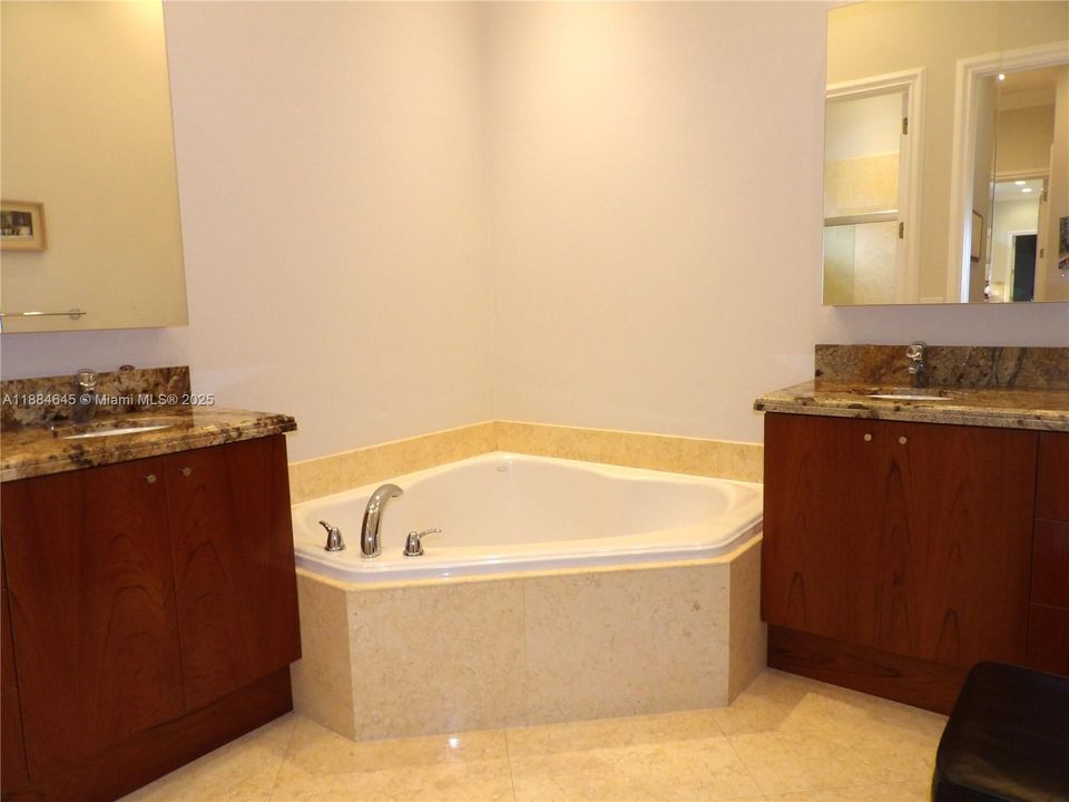 最近售出: $1,588,000 (4 贝兹, 3 浴室, 3651 平方英尺)