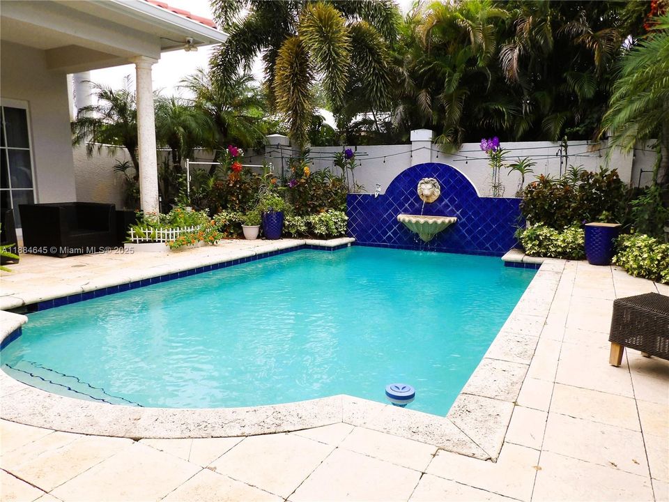 最近售出: $1,588,000 (4 贝兹, 3 浴室, 3651 平方英尺)