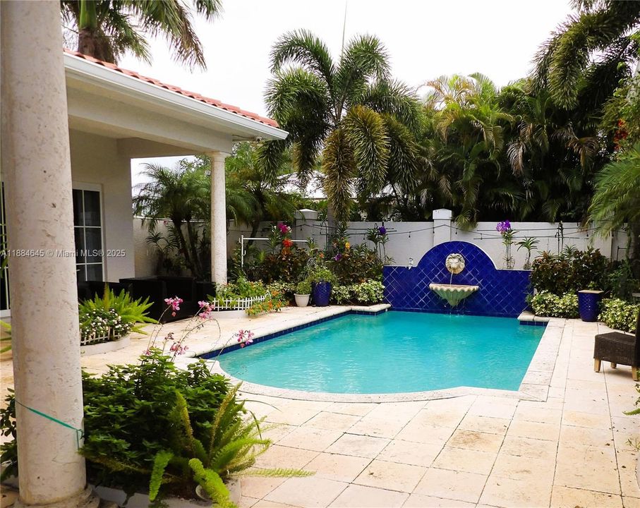 最近售出: $1,588,000 (4 贝兹, 3 浴室, 3651 平方英尺)