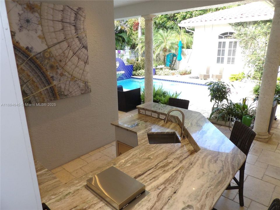 最近售出: $1,588,000 (4 贝兹, 3 浴室, 3651 平方英尺)