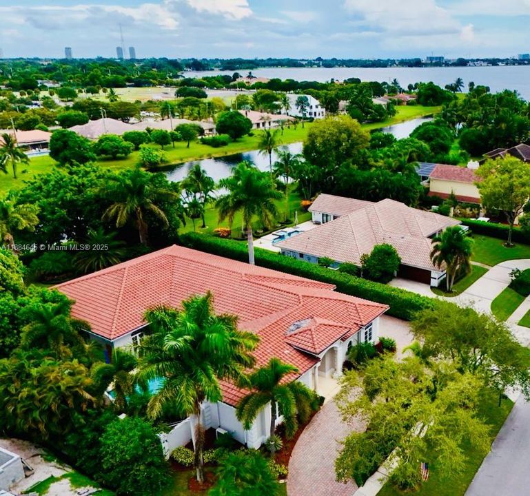 最近售出: $1,588,000 (4 贝兹, 3 浴室, 3651 平方英尺)