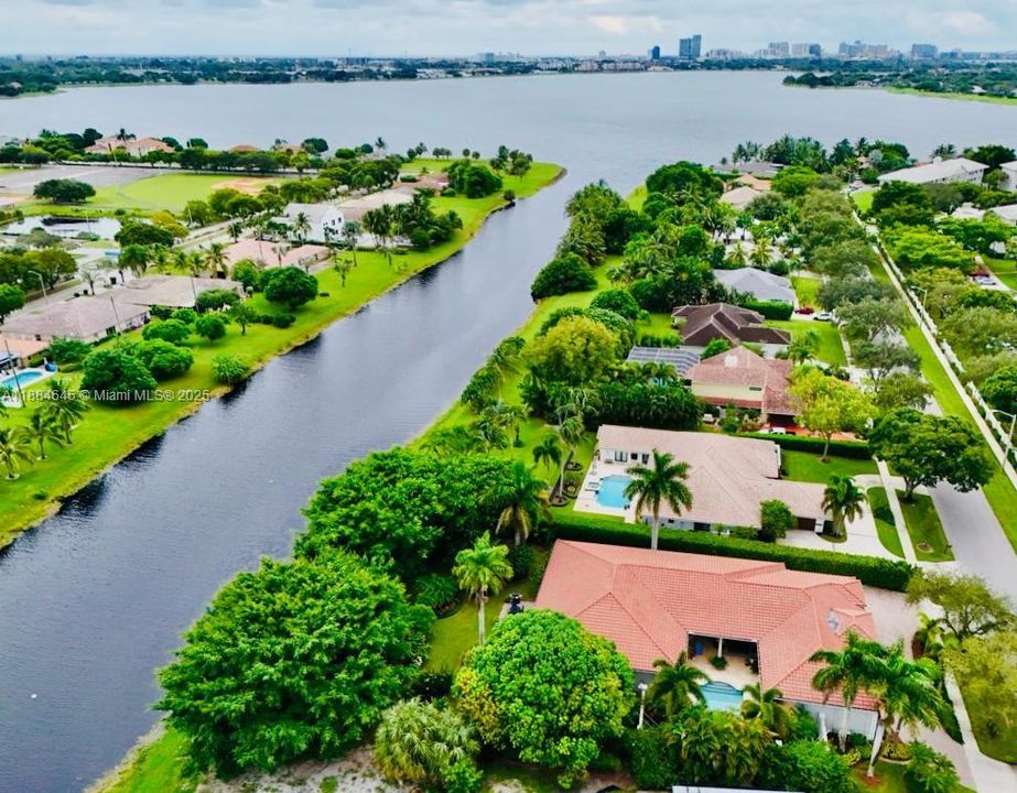 最近售出: $1,588,000 (4 贝兹, 3 浴室, 3651 平方英尺)