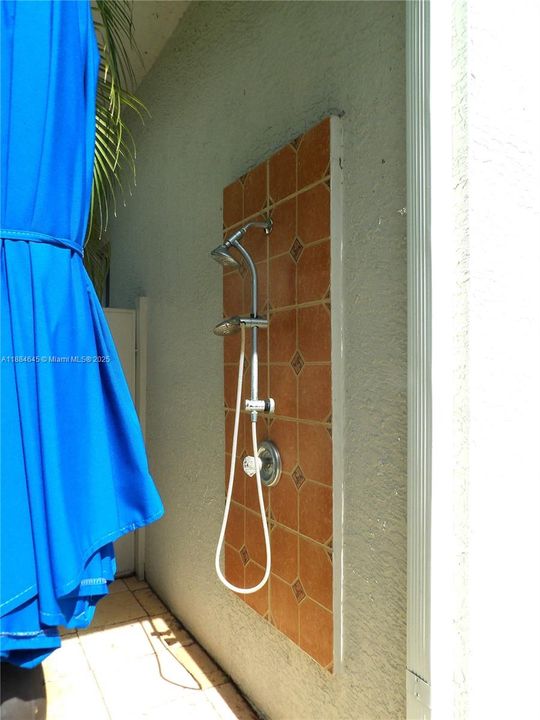 最近售出: $1,588,000 (4 贝兹, 3 浴室, 3651 平方英尺)