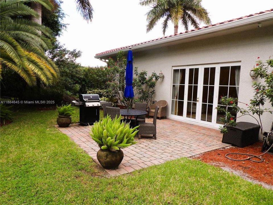 最近售出: $1,588,000 (4 贝兹, 3 浴室, 3651 平方英尺)