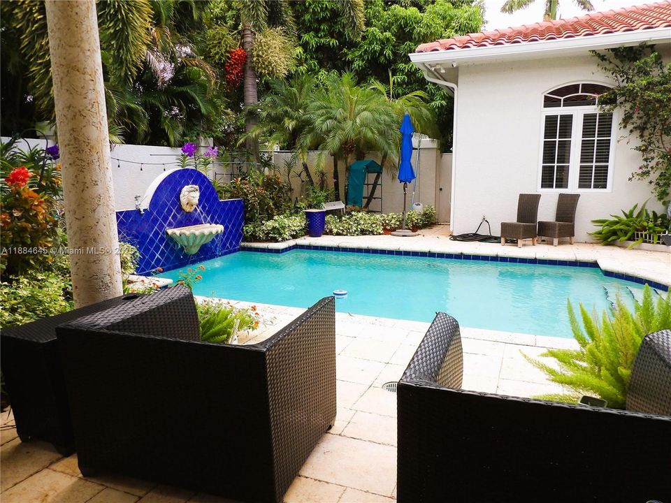 最近售出: $1,588,000 (4 贝兹, 3 浴室, 3651 平方英尺)