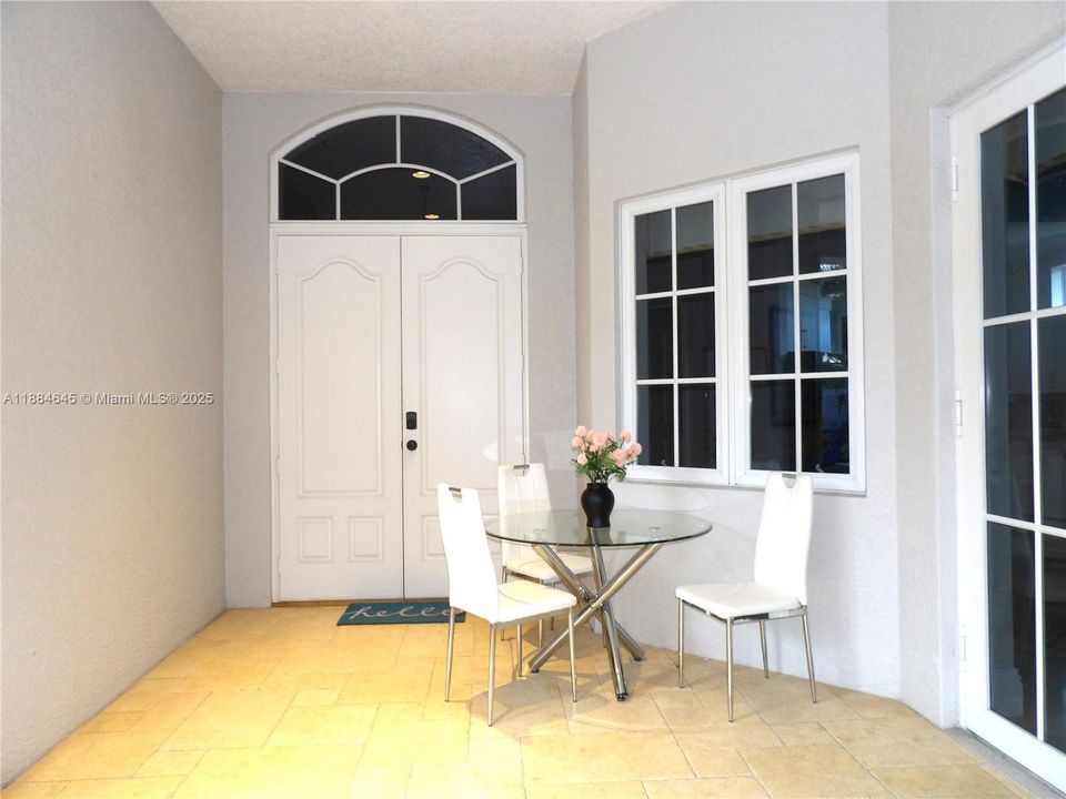 最近售出: $1,588,000 (4 贝兹, 3 浴室, 3651 平方英尺)